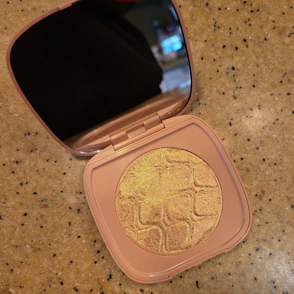 SOL Shimmering Body Powder in Warm Gold